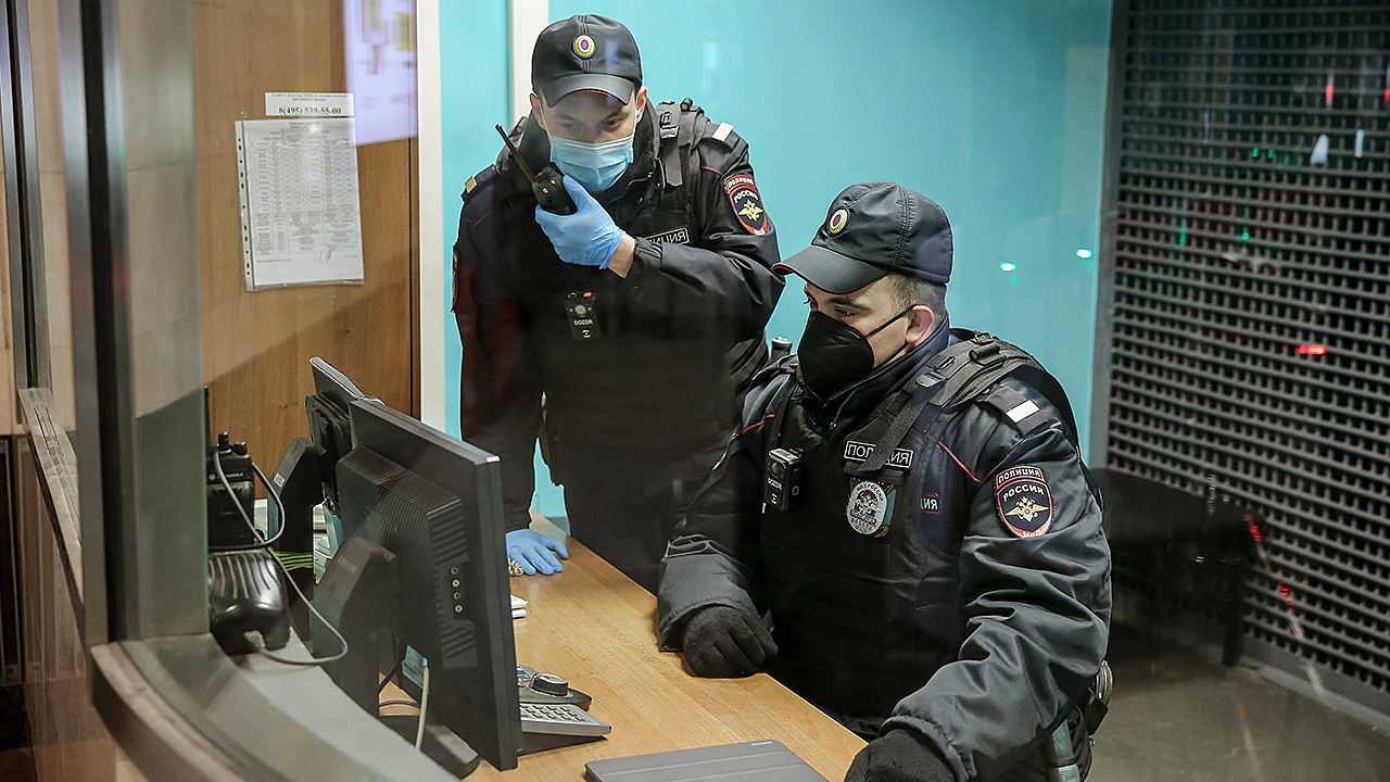 В Москве оштрафовали женщину за дискредитирующий военных РФ стикер в вагоне метро