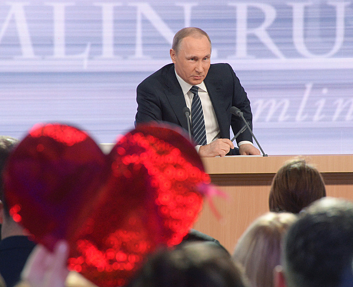 Президент России Владимир Путин в четверг, 17 декабря 2015 года, провел традиционную ежегодную большую пресс-конференцию