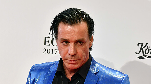 Лидер Rammstein спел советскую песню и прогулялся по Эрмитажу в новом клипе