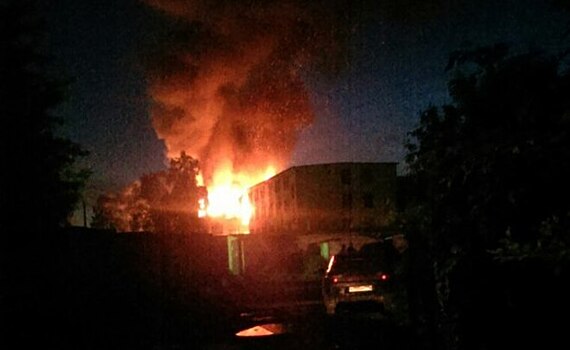 Второй пожар за месяц: горят заброшенные здания военного училища в Казани