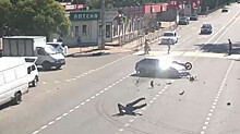 Камера сняла страшное ДТП в Сочи, где мотоциклист врезался в машину и перелетел через нее (18+)