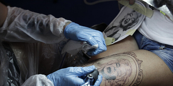 Парашютисту набили татуировку во время затяжного прыжка