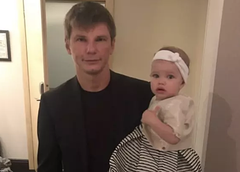 Воздушные шары, праздничное платье и торт: младшая дочь Андрея Аршавина отметила третий день рождения