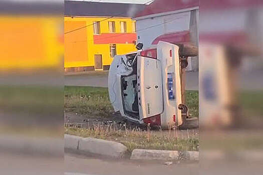 В Башкирии машина ГИБДД врезалась в столб в ходе погони за нарушителем