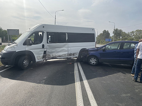 Пассажирский автобус попал в аварию на трассе в Самарской области