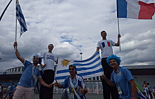 Bonjour, Hola: Нижний Новгород приветствует болельщиков Франции и Уругвая перед матчем ЧМ