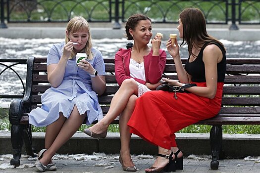 Почему россияне устраивают себе "читмил" и поедают вредные продукты