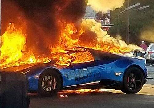 Забывчивый водитель минивэна спалил на заправке Lamborghini Huracan