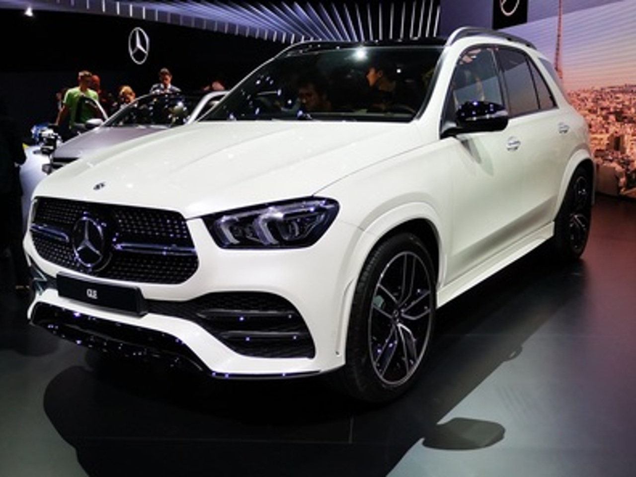 Обзор нового Mercedes-Benz GLE: убийца BMW X5 с прыгающей подвеской -  Рамблер/авто