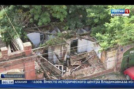 Заброшенный дом в центре Владикавказа облюбовали бомжи и блохи