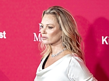 Кейт Мосс вышла в свет в жакете без бюстгальтера