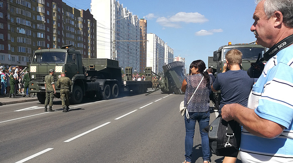 Кроме того, местный портал KurskTV опубликовал видео, запечатлевшее, как завалившийся на правый бок Т-34 был поставлен на гусеницы другим военным транспортным средством под аплодисменты толпы