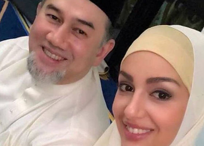 За полгода до церемонии девушка взяла себе мусульманское имя Рихана и приняла религию будущего мужа