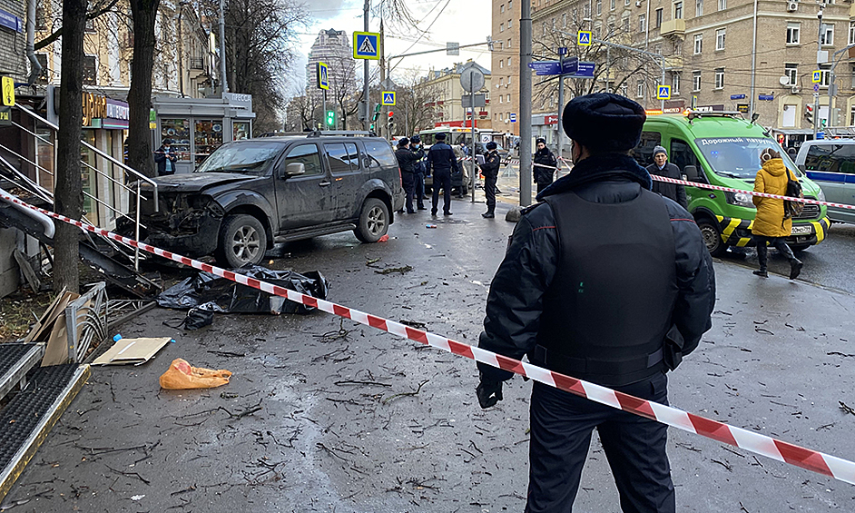 Машины столкнулись на северо-западе Москвы, после чего внедорожник вылетел на тротуар, где сбил пешеходов.