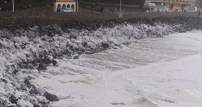 Во Франции на берег вынесло почти тонну кокаина