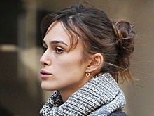 Растрепанные волосы и грязная одежда стали трендом лета 2025 года