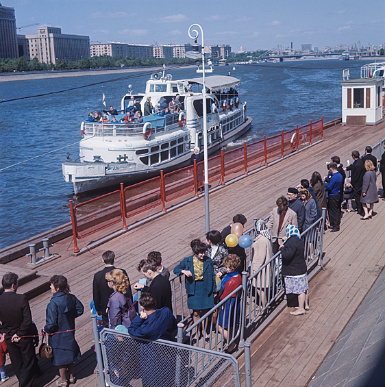 Речное судно на пристани Москвы-реки у парка культуры и отдыха имени А.М. Горького, 1970 год