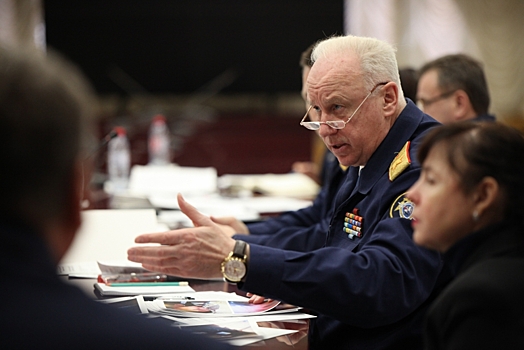 «Положите удостоверение на стол»: похоронившая мужа урюпинка дошла до Бастрыкина