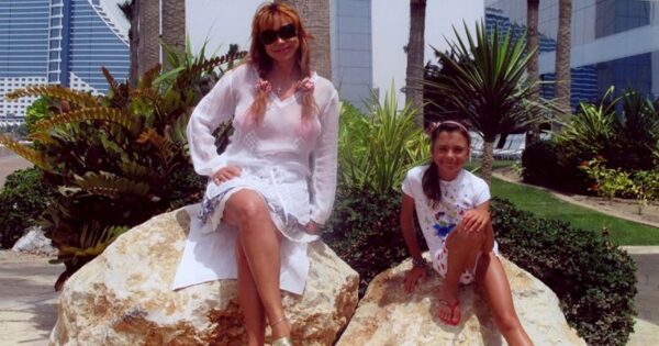 Не похожа на мать! Как выглядит и чем занимается младшая