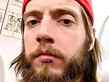 Жесткий русский хоккеист вырубил соперника ударом с локтя. Тот не доехал до скамейки запасных