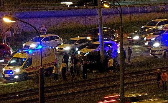 На Южной трассе в Казани легковушка врезалась в столб