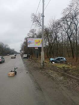 Машину разбила, но сама не пострадала: в Шахтах женщина-водитель врезалась в столб