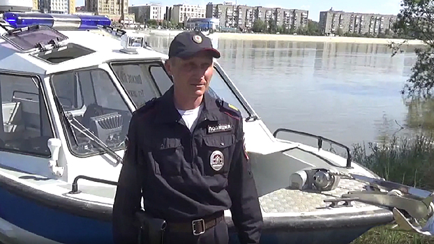 В Омске сотрудники транспортной полиции спасли тонущего мужчину