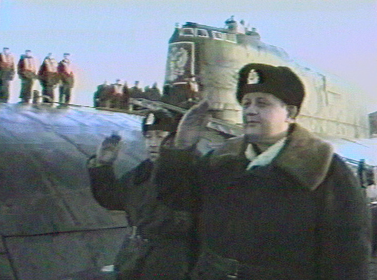 Командир АПЛ Геннадий Лячин был посмертно удостоен звания Героя России, члены экипажа были удостоены Орденами мужества