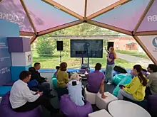 Активности для любого возраста. В Воронцовском парке поиграли в футбол, смастерили цветы и узнали об электронных сервисах