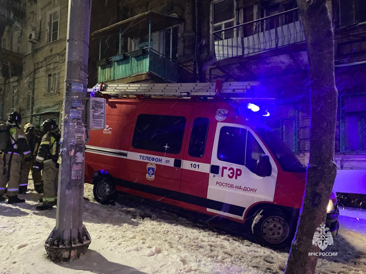 Эвакуировали 20 человек: в центре Ростова тушат пожар в двухэтажном жилом доме