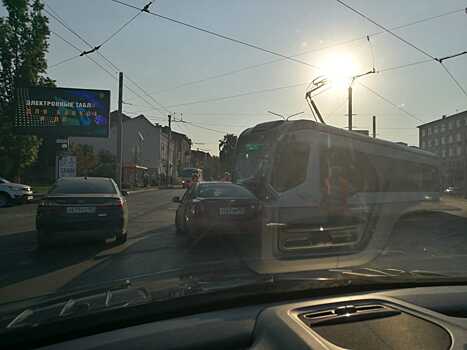 В центре Ростова трамвай протаранил Chevrolet