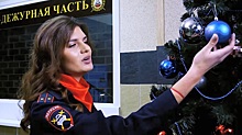 Сотрудники ГИБДД в Ростове спели новогоднюю песню у елки