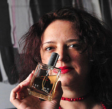 Сегодня я пахну ядом и порохом: Художница Тина Васянина коллекционирует нишевую парфюмерную воду