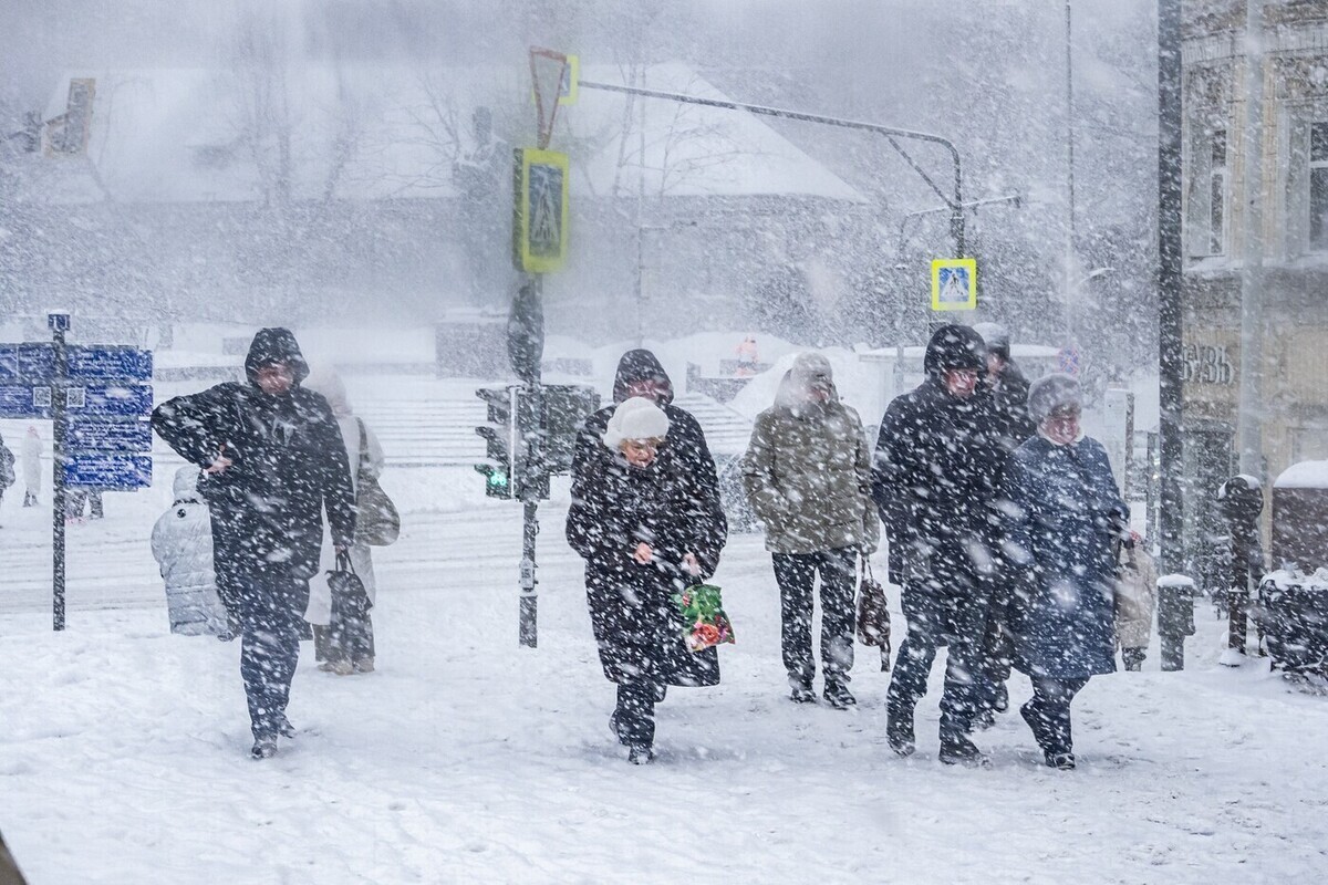 Владивосток накрыла снежная буря с ураганным ветром до 30 м/с