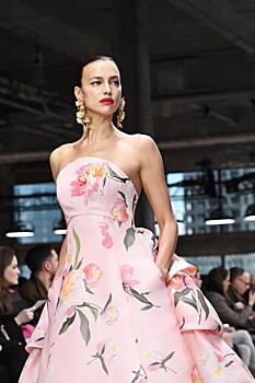 Ирина Шейк вышла на подиум в нежно-розовом платье и привела поклонников в восторг: фото