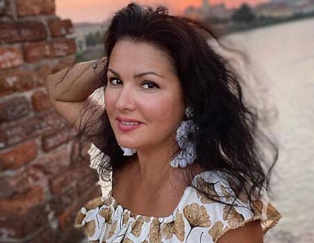 Элегантно и просто: Нетребко к синему платью миди добавила нитку жемчуга