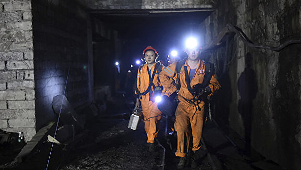 Обвал на шахте в Китае заблокировал восемь горняков
