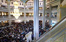 Муфтий Москвы возглавил праздничную молитву в Соборной мечети по случаю Курбан-байрама
