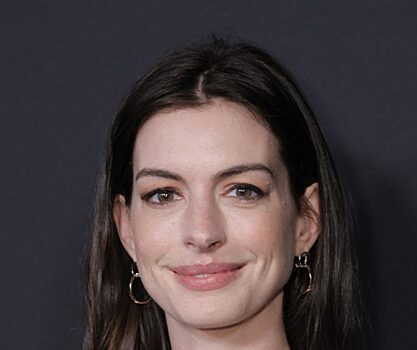 Парижский шик: пользователи в восторге от редкого выхода Энн Хэтэуэй