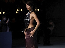 Актриса Дженна Ортега вышла в свет в топе с листом без бюстгальтера