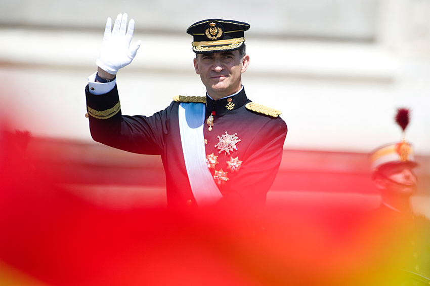 Новому монарху был передан красный пояс - символ главнокомандующего вооруженными силами страны, он получил звания капитан-генерала сухопутных сил, флота и ВВС
