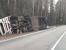В Котельничском районе на трассе перевернулась фура