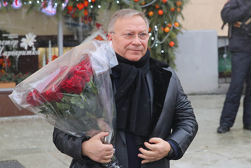 Игорь Угольников у Московского драматического театра имени Пушкина во время прощания с народной артисткой РФ Верой Алентовой, 29 декабря 2025 года