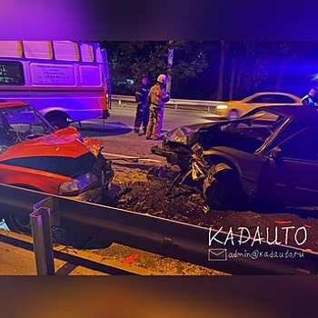 На Киевской ночью врезались BMW и Renault