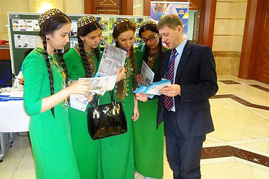 У туркменских выпускников больше тысячи дорог