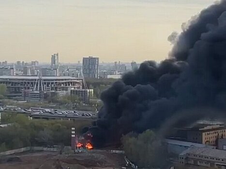 Неэксплуатируемое здание загорелось на востоке Москвы