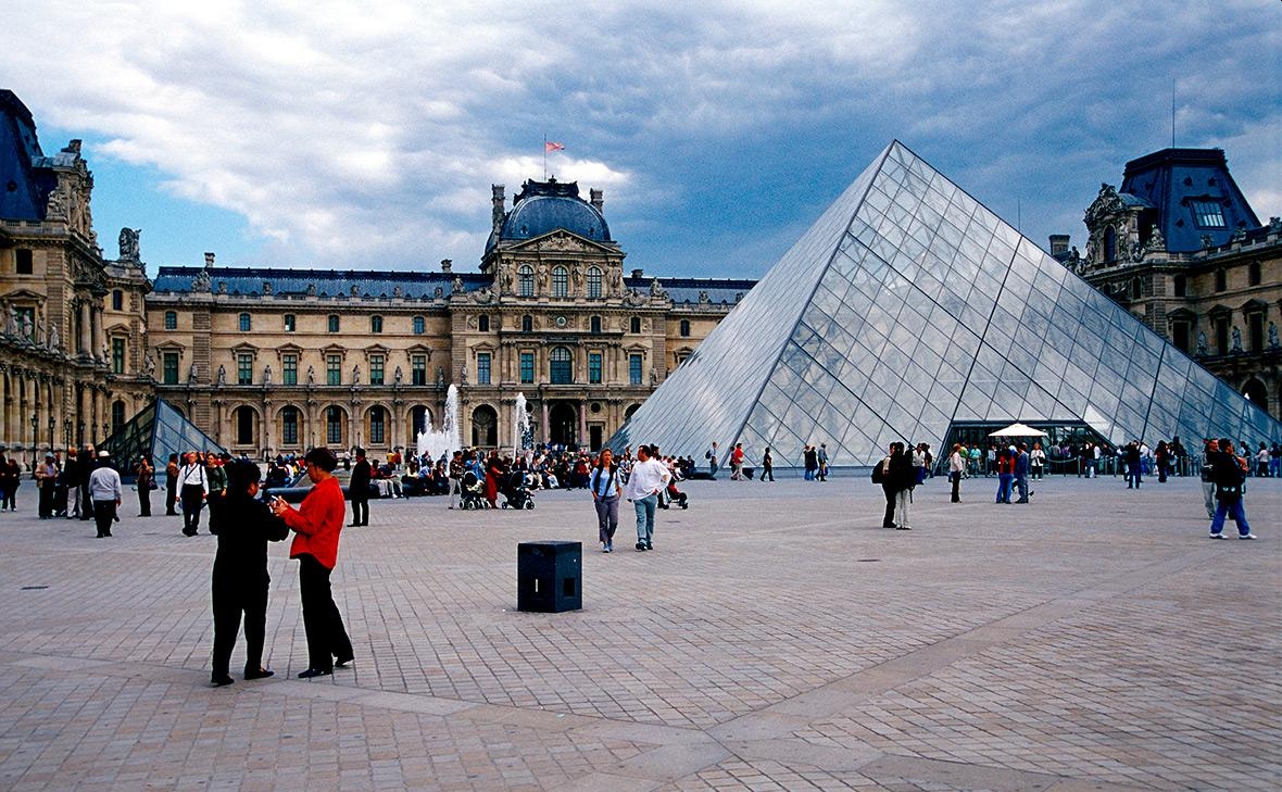 Украденную из Лувра корону нашли сломанной возле музея