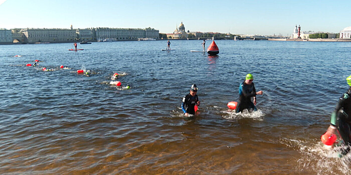 Сотни спортсменов проплыли по холодной Неве в Петербурге