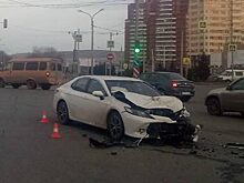 В Красноярске в ДТП пострадала сотрудница скорой помощи