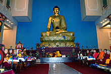 Буддийский лидер ушел из монашества ради женитьбы